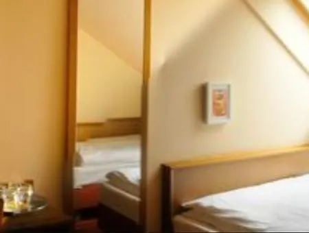 Bed & Breakfast Publo Etterem Es Panzio Csakvar