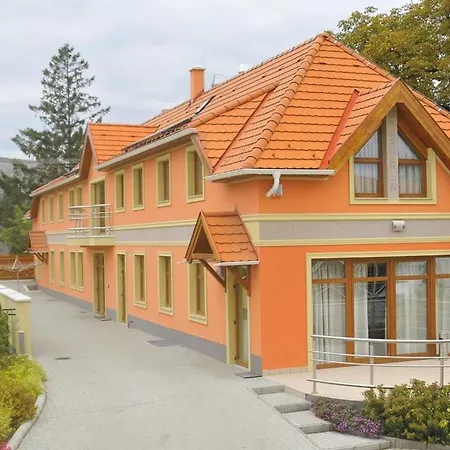 Publo Etterem Es Panzio Bed & Breakfast Csakvar